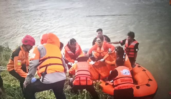
					UAR Purwasuka Bantu Pencarian Anak Tenggelam di Irigasi, Korban Ditemukan Meninggal Dunia (Dok/Al Mujahid/nusakata.com)