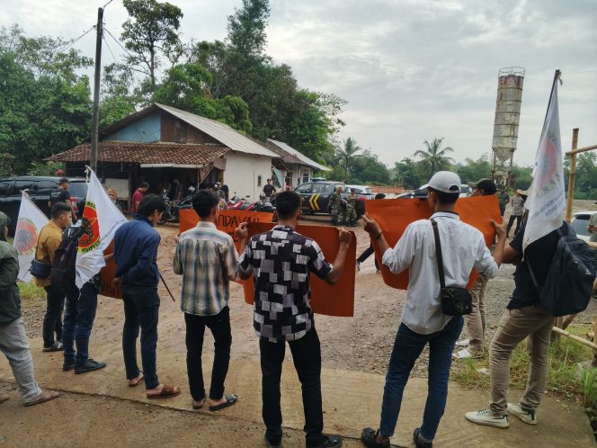 
					Mahasiswa Gruduk Pabrik Kayu Asing Yang Diduga Banyaknya Warga Negara Asing (TKA) Dan Ilegal