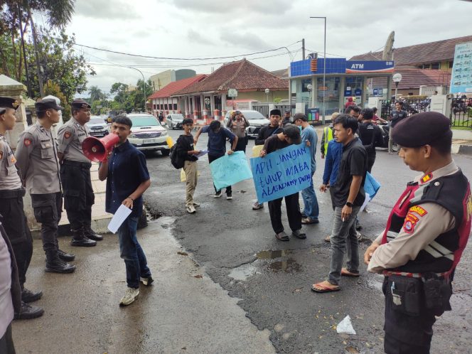
					Foto. AMPB saat lakukan Aksi di depan Gedung Bupati Pandeglang (Ist).