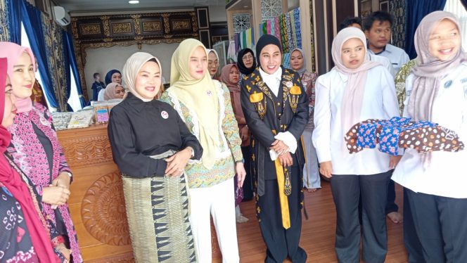 
					Tenun Perelung Kembali Dikembangkan, Dekranasda Lahat Dukung Penuh Pelestarian Budaya Lokal