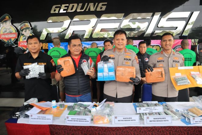 
					Polisi Gagalkan Peredaran 3 Kg Ganja, 2 Pengedar Ditangkap (Ist)