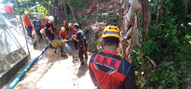 
					UAR Purwasuka Bergerak Otomatis Bantu Bersihkan Material Longsor di Purwakarta (Dok/ Al Mujahid/nusakata.com)