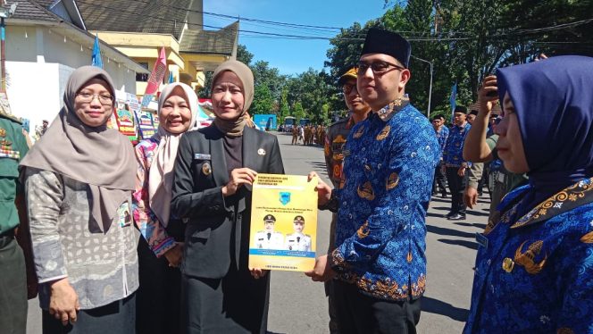 
					Foto. Wakil bupati lahat saat simbolis penyerahan SK CPNS (Ist).