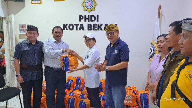
					Photo: penyerahan bantuan secara simbolis kepada perwakilan Badan Banjar Bekasi Peduli (dok: Heny Hera)