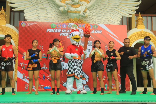 
					Photo: Defile Ceremony, Kontingen Karangasem dalam Porjar Bali 2025 di SMA Negeri 1 Amlapura (dok: Ist).