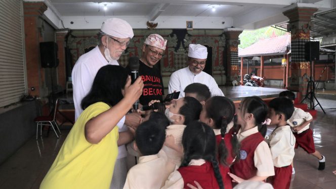 
					Photo: Puluhan siswa TK Maria Yacintha menikmati bermain dengan narasumber di Pura Agung Tirta Bhuana Kota Bekasi (dok. Ni Made).
