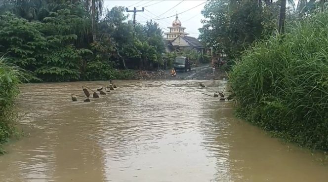 
					Warga Kecamatan Cikeusik, Pandeglang Kebanjiran. Beberapa Jembatan terbenam banjir (Dok/ist)