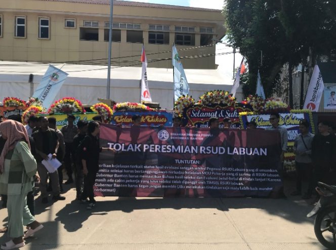 
					Dihari Peresmian RSUD Labuan didemo sejumlah masa (Dok/timnusakata.com)