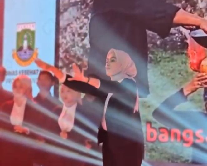 
					Foto dirigen saat memandu lagu indonesia raya di pembukaan acara peresmian RSUD Labuan. Rabu, (28/5/2025).
