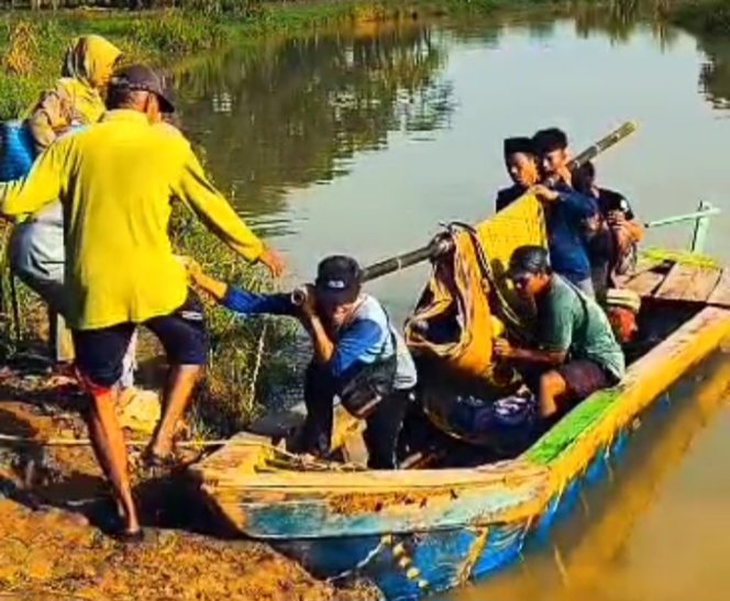 
					Miris, Warga Hamil Ditandu pakai perahu jarak berjam-jam (Dok/ist)