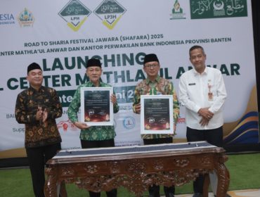 Ketua PB MA dan Bank Indonesia foto bersama sambil menunjukan fakta integritas