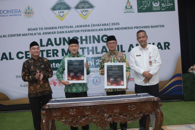 
					Ketua PB MA dan Bank Indonesia foto bersama sambil menunjukan fakta integritas