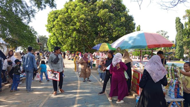 
					Sejumlah Pedagang yang menjajakan dagangan di area steril pedagang Alun-alun Pandeglang