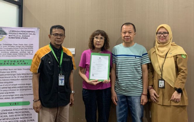 
					Simbolis penyerahan sertifikasi halal