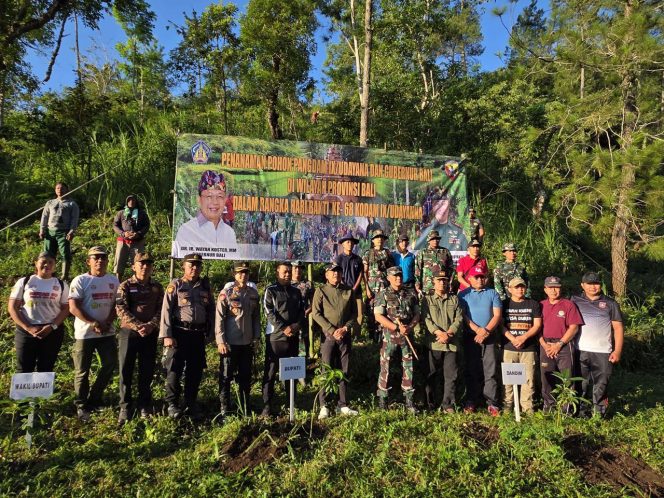 
					Photo: penanaman ribuan pohon dalam rangka Hari Bakti ke-68 Kodam IX Udayana di Kawasan Bukit Catu, Abang. (dok: Ist).