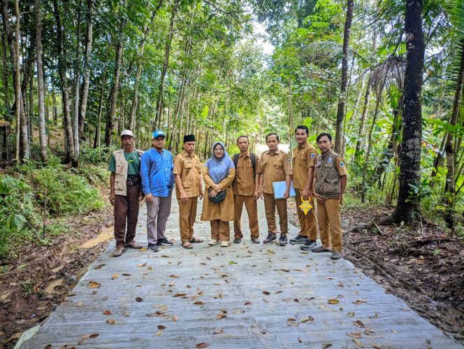 
					Pembangunan Jalan Rabat Beton di Desa Jalupanggirang Mendapat Apresiasi Warga (Dok/Ajat/nusakata.com)