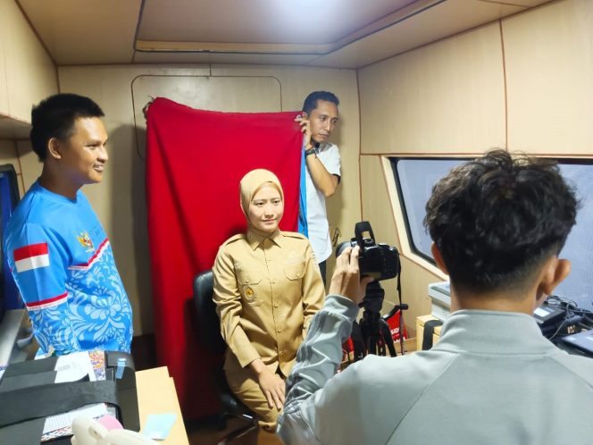 
					Foto. Wakil Bupati lahat saat melakukan pemutakhiran data kependudukan dengan memperbarui foto Kartu Tanda Penduduk Elektronik (KTP-el) (Ist).