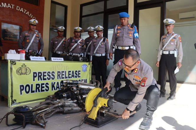 
					Photo: Kapolres Karangasem dan jajaran gelar press release penertiban knalpot brong (dok: polri)