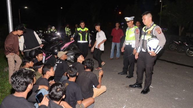 
					Photo: Polres Karangasem gelar razia aksi trek-trekan di jalan raya (dok: ist)