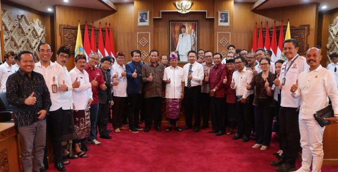 
					Photo: Gubernur Bali Wayan Koster bersama 26 pimpinan PT dukung program Satu Keluarga Satu Sarjana (dok: ist)