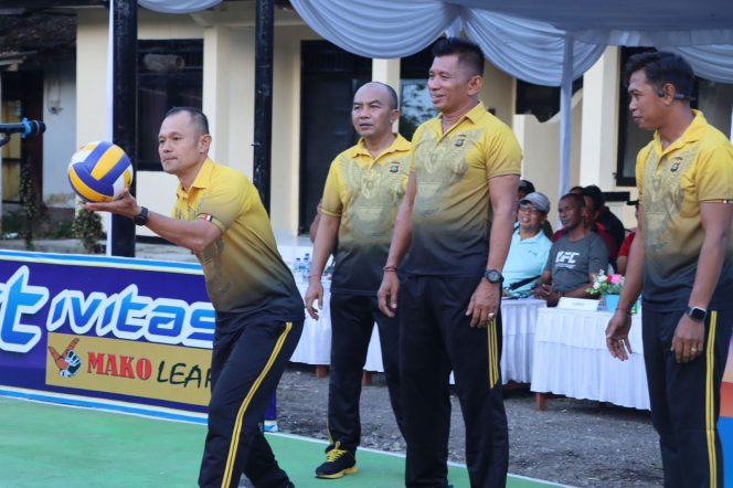 
					Photo: Dengan pemukulan bola sebagai penanda dibukanya turnamen Kapolres Karangasem Cup 2025 (dok: polri)