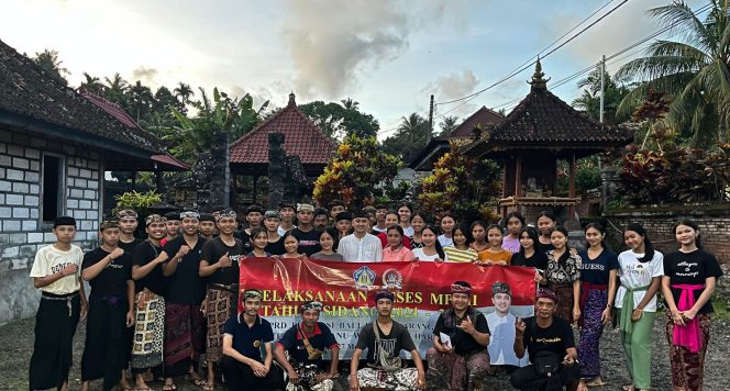 
					Photo: Anggota DPRD Bali, putra Abang Karangasem gelar dialog dengan masyarakat Banjar Waliang (dok: Dewa)