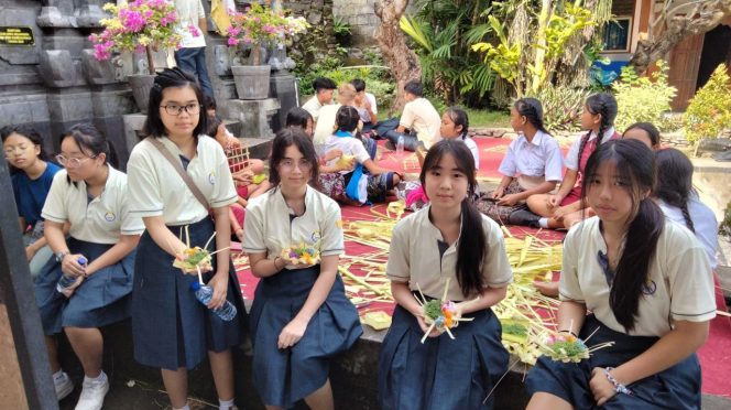 
					Photo: Siswa dari Singapura sangat senang dan berkesan saat terlibat dalam giat di SD Negeri 4 Bunutan (dok: Ketut)