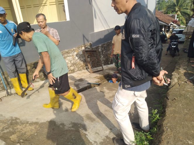 
					Kades Malingping Utara Tinjau Gorong-Gorong Diduga Sebabkan Banjir