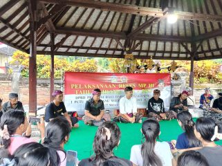 Photo: Anggota DPRD Bali saat simakrama dengan seniman di Banjar Waliang Karangasem (dok:Dewa)