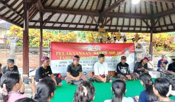 Photo: Anggota DPRD Bali saat simakrama dengan seniman di Banjar Waliang Karangasem (dok:Dewa)