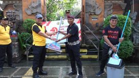 Photo: Kapolsek Bekasi Barat, AKP Wahyudi menyerahkan alat-alat kebersihan dalam giat bhakti sosial religi kepada perwakilan umat Hindu (dok: Banjar Bekasi)