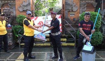 Photo: Kapolsek Bekasi Barat, AKP Wahyudi menyerahkan alat-alat kebersihan dalam giat bhakti sosial religi kepada perwakilan umat Hindu (dok: Banjar Bekasi)