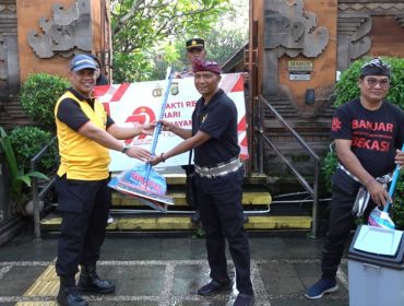 Photo: Kapolsek Bekasi Barat, AKP Wahyudi menyerahkan alat-alat kebersihan dalam giat bhakti sosial religi kepada perwakilan umat Hindu (dok: Banjar Bekasi)