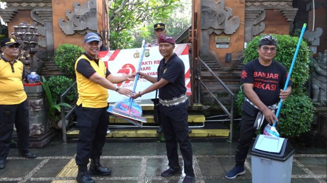 
					Photo: Kapolsek Bekasi Barat, AKP Wahyudi menyerahkan alat-alat kebersihan dalam giat bhakti sosial religi kepada perwakilan umat Hindu (dok: Banjar Bekasi)