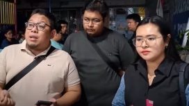 Photo: orang tua murid yang merasa jadi korban penipuan memberikan keterangan kepada awak media (dok: istimewa)
