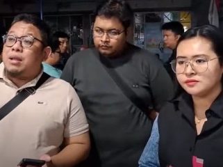 Photo: orang tua murid yang merasa jadi korban penipuan memberikan keterangan kepada awak media (dok: istimewa)