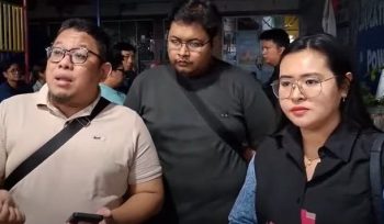 Photo: orang tua murid yang merasa jadi korban penipuan memberikan keterangan kepada awak media (dok: istimewa)