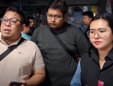Photo: orang tua murid yang merasa jadi korban penipuan memberikan keterangan kepada awak media (dok: istimewa)
