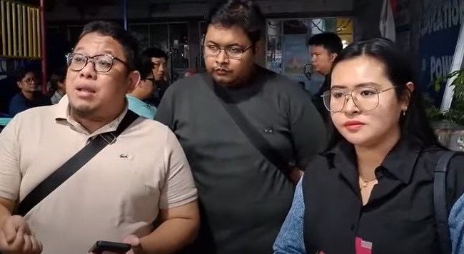 Photo: orang tua murid yang merasa jadi korban penipuan memberikan keterangan kepada awak media (dok: istimewa)