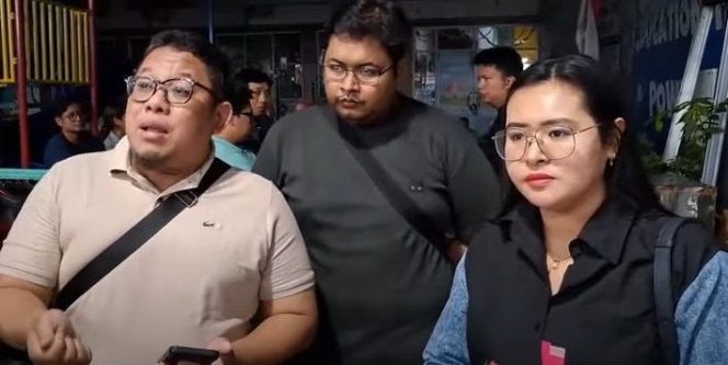 
					Photo: orang tua murid yang merasa jadi korban penipuan memberikan keterangan kepada awak media (dok: istimewa)