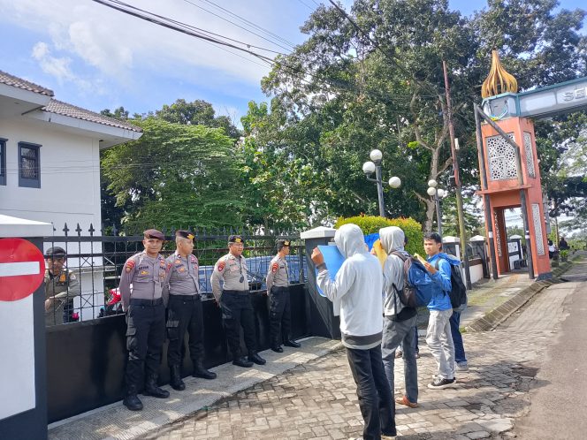 
					Aktivis P4 Demo didepan Kantor DPUPR Pandeglang (Ist)