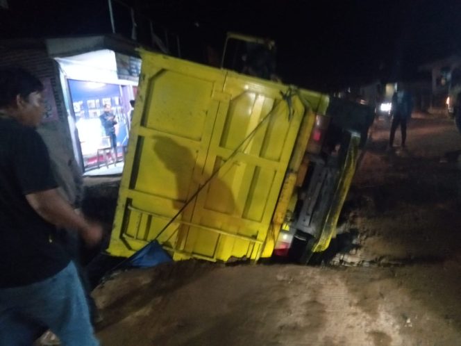 
					Foto. Truk terguling saat melintasi lokasi proyek pembangunan gorong-gorong di Jalan Raya Malingping–Gunung Kencana. (Ist).