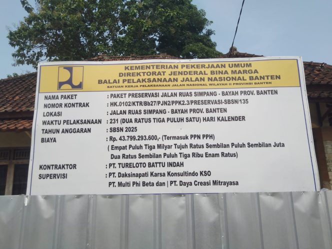 
					Foto. Papan informasi paket preservasi jalan ruas simpang - Bayah Provinsi Banten (Ist).
