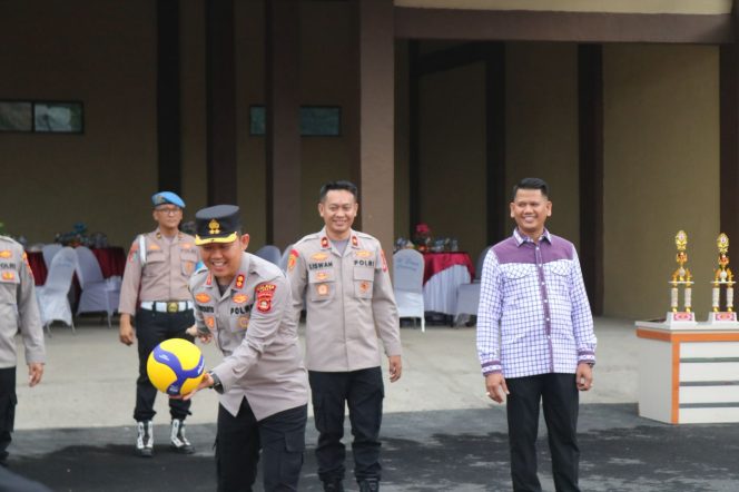 
					Foto. Kapolres Lahat saat membuka turnamen bola voli putri yang di gelar di lapangan halaman Mapolres Lahat (Ist).