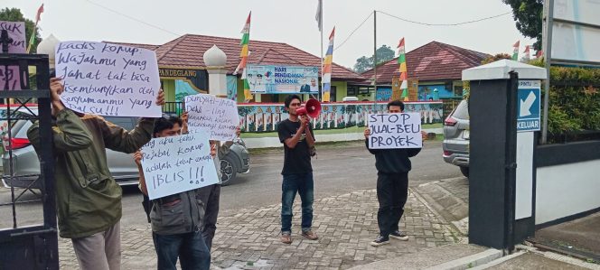 
					P4 Kembali Lakukan Demo Didepan Kantor DPUPR Pandeglang (Dok/P4)