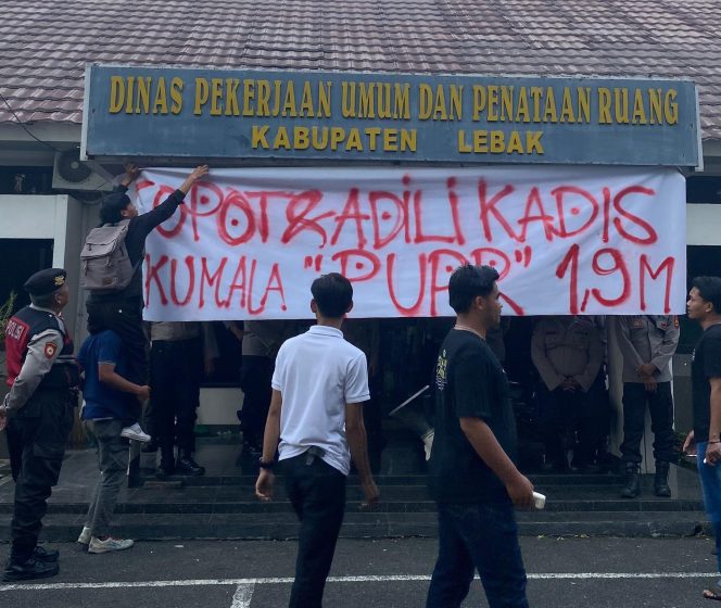 
					Mahasiswa Lebak/Kumala Demo PUPR Lebak (Ist)