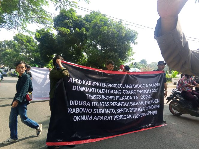 
					Sejumlah aktivis yang tergabung dalam Pergerakan Pemuda Peduli Pandeglang (P-4) menggelar aksi unjuk rasa di depan Kantor Dinas Pekerjaan Umum dan Penataan Ruang (DPUPR) Kabupaten Pandeglang, Kamis, 17 Juli 2025