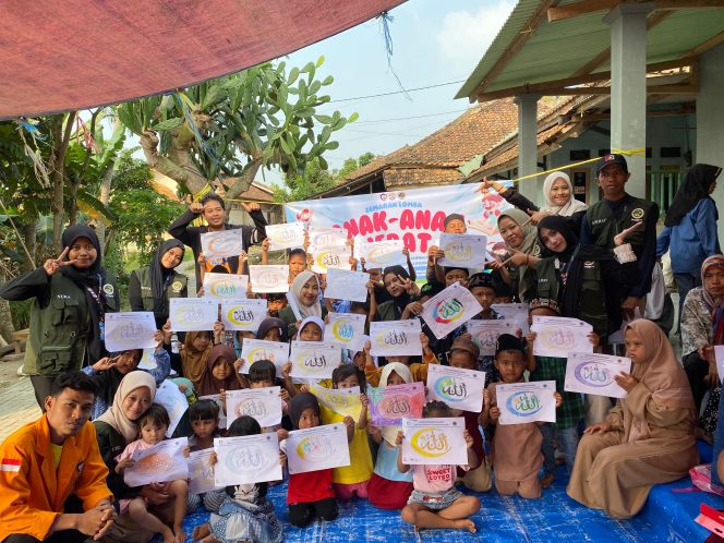 
					Mahasiswa KKM 35 Universitas Primagraha mengajak anak-anak senam pagi bersama sebelum memulai berbagai kegiatan lomba di peringatan Hari Anak Nasional.