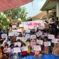 Mahasiswa KKM 35 Universitas Primagraha mengajak anak-anak senam pagi bersama sebelum memulai berbagai kegiatan lomba di peringatan Hari Anak Nasional.