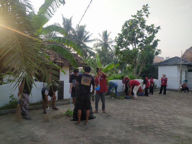 
					KKM Universitas Primagraha Kelompok 46 Gelar Aksi Gotong Royong Bersihkan Lingkungan di Kp. Sukadiri